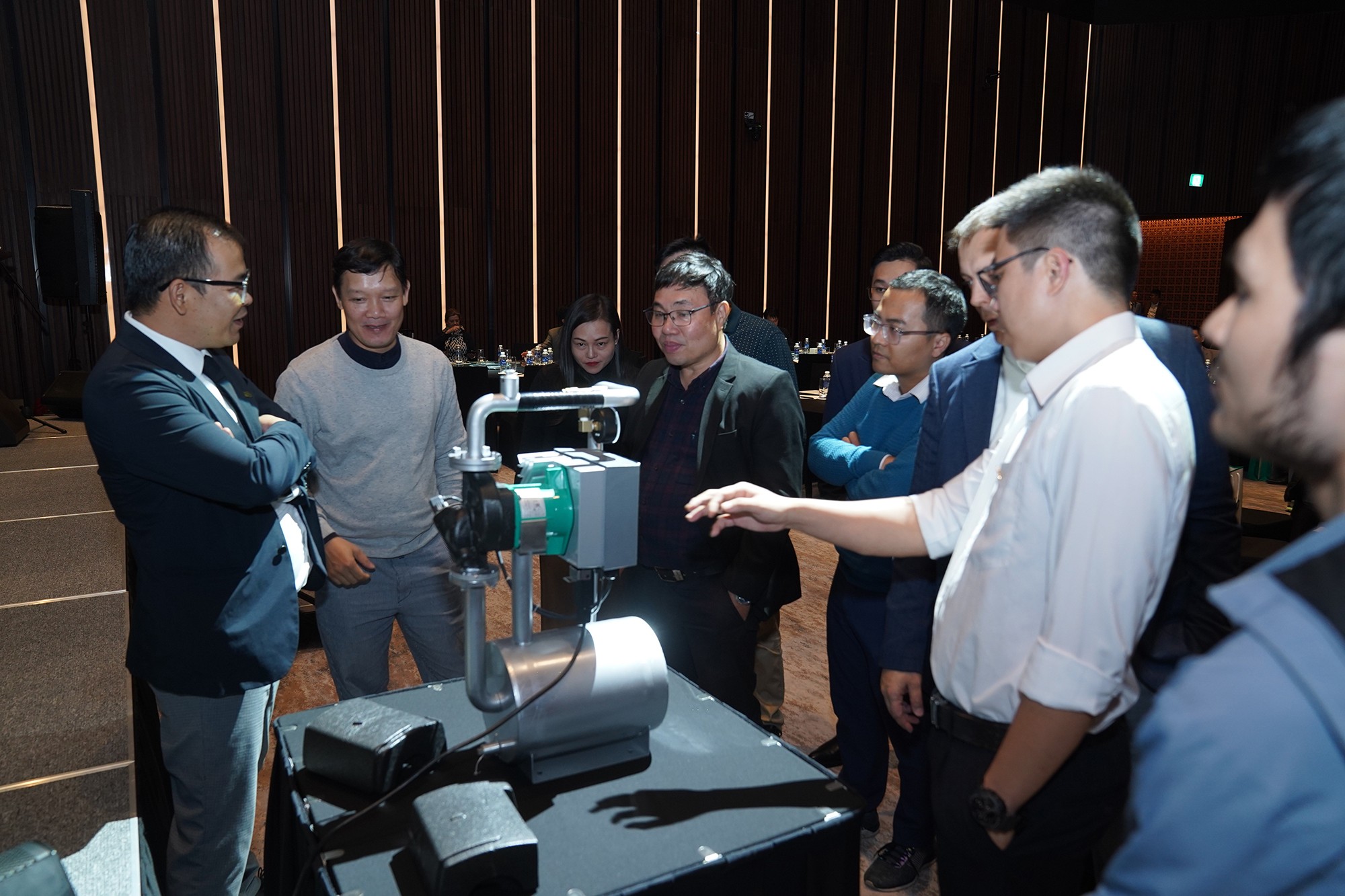 Khách hàng tham quan và trao đổi về giải pháp bơm thông minh của Wilo.