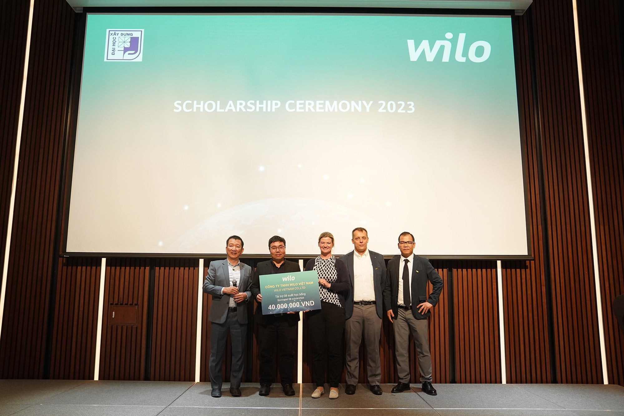Bà Kerstholt Eva - TGĐ Wilo Đông Nam Á trao tặng học bổng sinh viên cho Đại diện trường Đại học xây dựng Hà Nội – Thầy Trần Ngọc Quang.