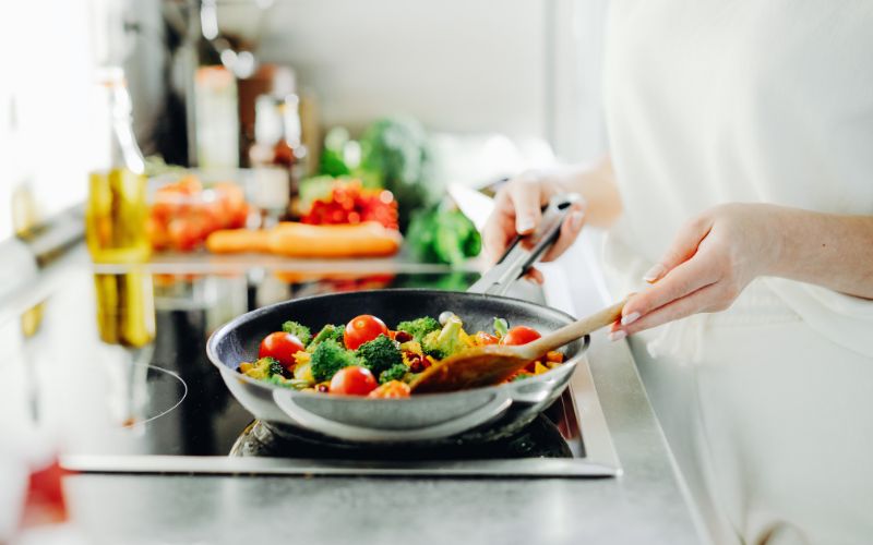 Ăn uống tại nhà cũng là một cách tiết kiệm