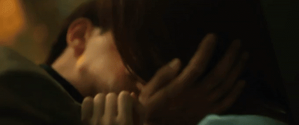 Nụ hôn nóng bỏng của Lưu Diệc Phi và bạn diễn nam trong phim mới gây "sốt mạng" - 1