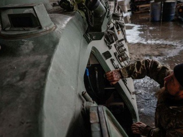 Thế giới - Binh sĩ Ukraine chạy đua với thời gian sửa xe bọc thép bị hư hại bởi hỏa lực Nga