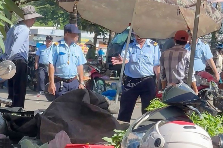 Điều tra: Người bán hàng rong bị &#39;làm luật&#39; - Bài 2: Giáp mặt thanh niên chạy xe lôi thu tiền bảo kê - 2