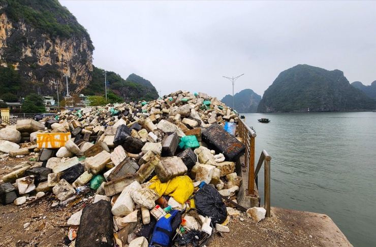 Hàng núi phao xốp được vớt lên chất đống ven bờ vịnh Hạ Long. Ảnh: Hoàng Dương