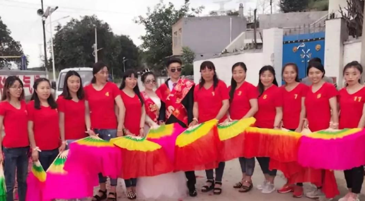 11 chị em góp tiền để em trai độc nhất trong nhà kết hôn - 1