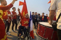 Fan ngồi xe lăn tới sân cổ vũ đội tuyển Việt Nam