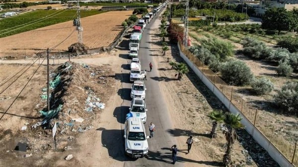 Đoàn xe tải chở hàng viện trợ di chuyển từ Ai Cập qua cửa khẩu Rafah vào Dải Gaza.