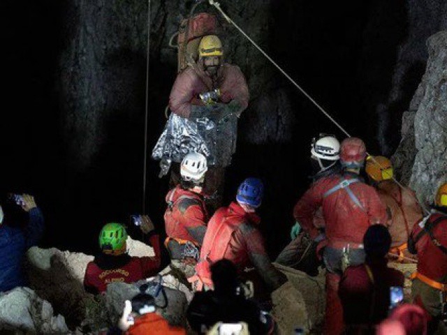 Giải cứu thành công nhà thám hiểm mắc kẹt 1.000 m dưới lòng đất
