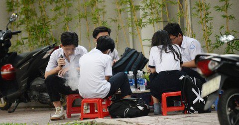 Một nhóm học sinh tụ tập hút thuốc lá điện tử