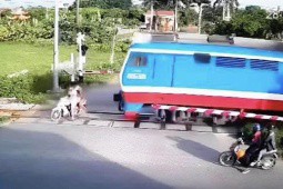 Cố vượt đường sắt, 2 người đi xe máy bị tàu hoả tông tử vong