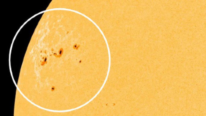 Những cụm vết đen Mặt Trời lớn đang dần "xoay nòng" về phía địa cầu, được chụp bởi tàu vũ trụ của NASA - Ảnh: SDO/NASA