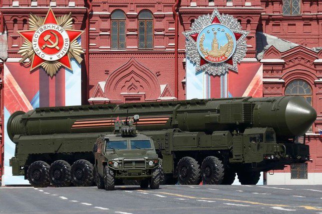 Tên lửa đạn đạo liên lục địa Yars RS-24 tham gia cuộc duyệt binh mừng Ngày Chiến thắng trên Quảng trường Đỏ năm 2016. (Ảnh: Reuters)
