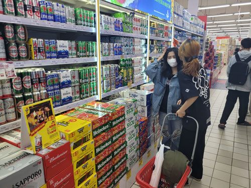 Tiêu thụ bia ở siêu thị lẫn các kênh bán lẻ khác đều sụt giảm đáng kể thời gian gần đây .Ảnh: TẤN THẠNH