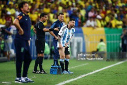 Kinh điển Nam Mỹ: Messi bị “đòn hội đồng“, 2 lần chấn thương & rời sân sớm