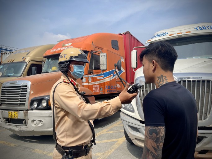 Đội CSGT - Trật tự Công an TP Thủ Đức dùng máy đo nồng độ cồn ở chế độ thụ động để kiểm tra trước khi đo định lượng