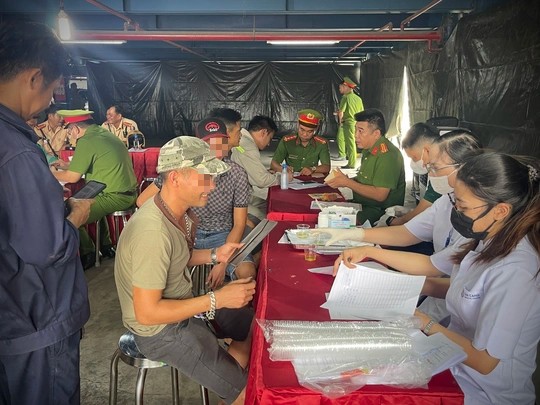 Lực lượng y tế địa phương phối hợp test ma tuý đội ngũ tài xế