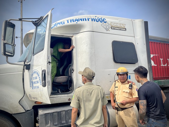 Tổ liên ngành kiểm tra một phương tiện tại cảng Cát Lái