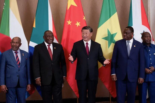 Chủ tịch Trung Quốc Tập Cận Bình và Tổng thống Nam Phi Cyril Ramaphosa tại Hội nghị thượng đỉnh BRICS ở Nam Phi, ngày 24/8. (Ảnh: Reuters)