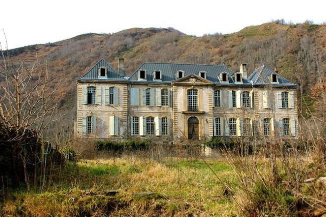 Năm 2012, vợ chồng Waters người Úc tình cờ tìm thấy trên mạng một tòa lâu đài cổ phong cách tân hiện đại ở nước Pháp xa xôi. Lâu đài đã bị bỏ hoang 4 năm.
