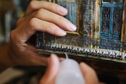 Người đàn ông với biệt tài "thu nhỏ" những ngôi nhà Pháp cổ