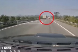Tin tức trong ngày - Clip: Mắc sai lầm, chèn đầu xe "khủng", tài xế ô tô gặp ngay tai họa
