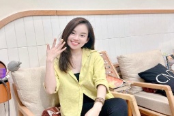 Làm đẹp - Mặt mộc "phát sáng" của tình cũ Mạc Hồng Quân, U40 khỏe đẹp nhờ uống "nước xanh" mỗi ngày