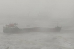 Phi thường - kỳ quặc - Kinh hoàng khoảnh khắc tàu chở hàng vỡ làm đôi vì phá hoại của trận bão lớn