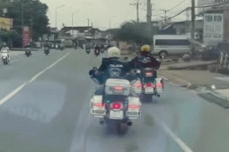 Thế giới xe - Clip: Bức xúc đoàn môtô cỡ lớn lắp đèn ưu tiên, nháy loạn trên đường