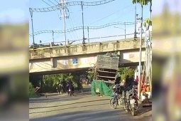 Ô tô - Clip: Ô tô gặp nạn mắc kẹt gầm cầu, vịt tung tăng chạy trên đường