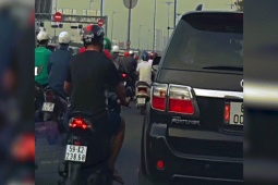 Ô tô - Clip: Phẫn nộ tài xế ném rác ra đường như chỗ không người, suýt trúng xe máy