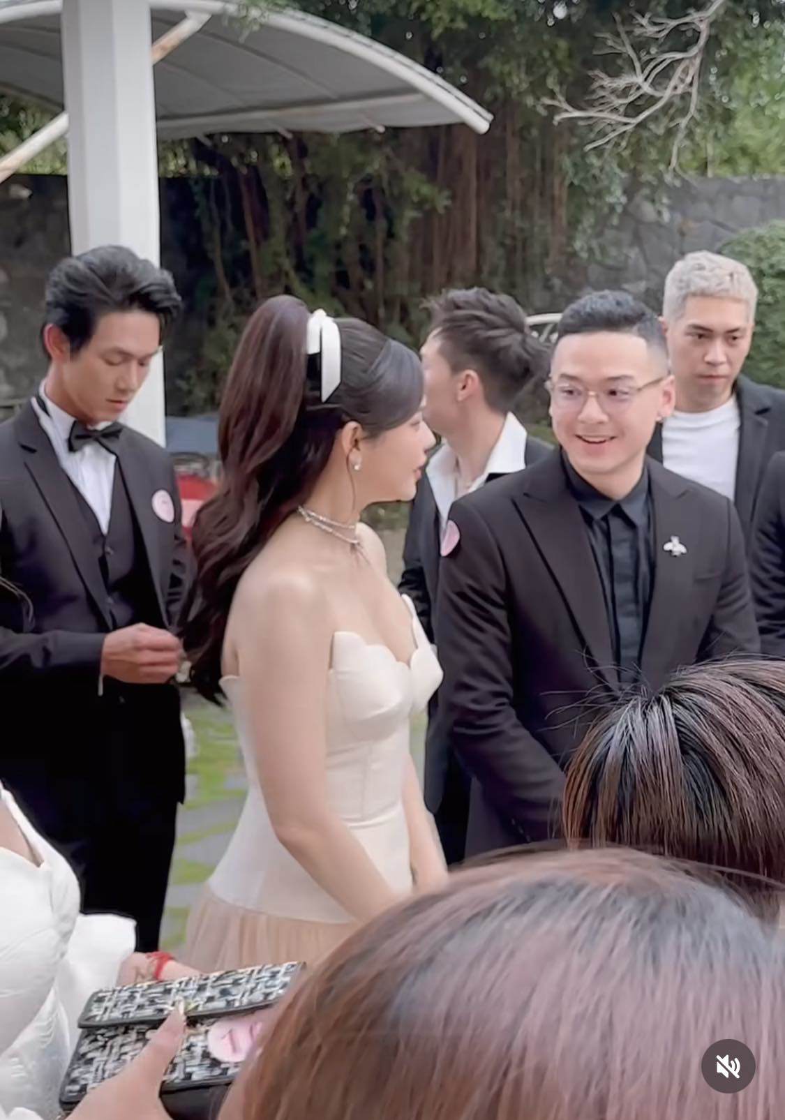 Trương Quỳnh Anh diện váy dáng quây khi tham dự tiệc cưới của nữ diễn viên Phương Lan.