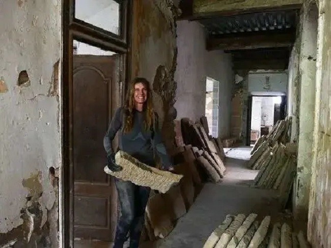 Năm 2013, gia đình 4 người dẫn theo chó, “cắm trại” bên cạnh lâu đài hoang vắng. Họ di chuyển qua lại Úc và Pháp để làm việc kiếm tiền sửa chữa lâu đài.
