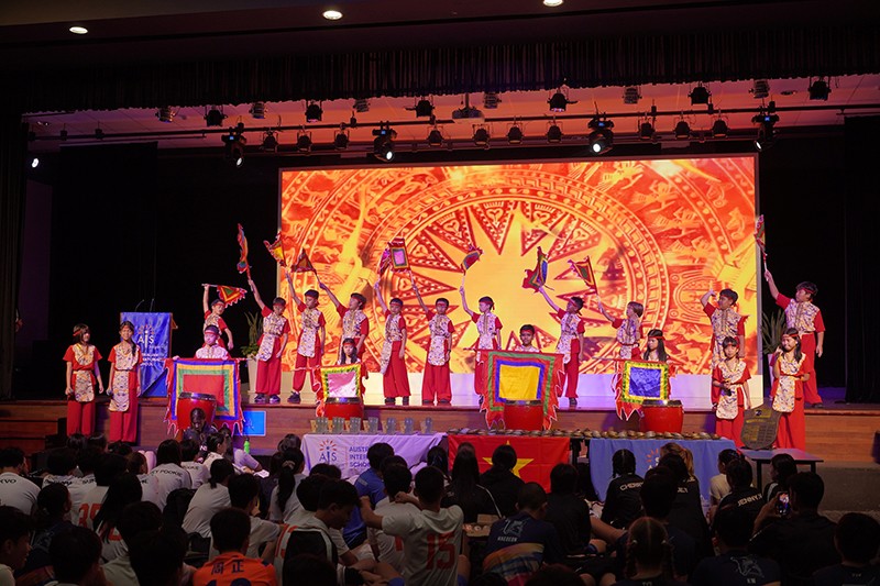 Học sinh các nước đã có dịp tìm hiểu về văn hóa của Việt Nam qua tiết mục hào hùng Dòng máu Lạc hồng do học sinh Trường AIS Saigon biểu diễn
