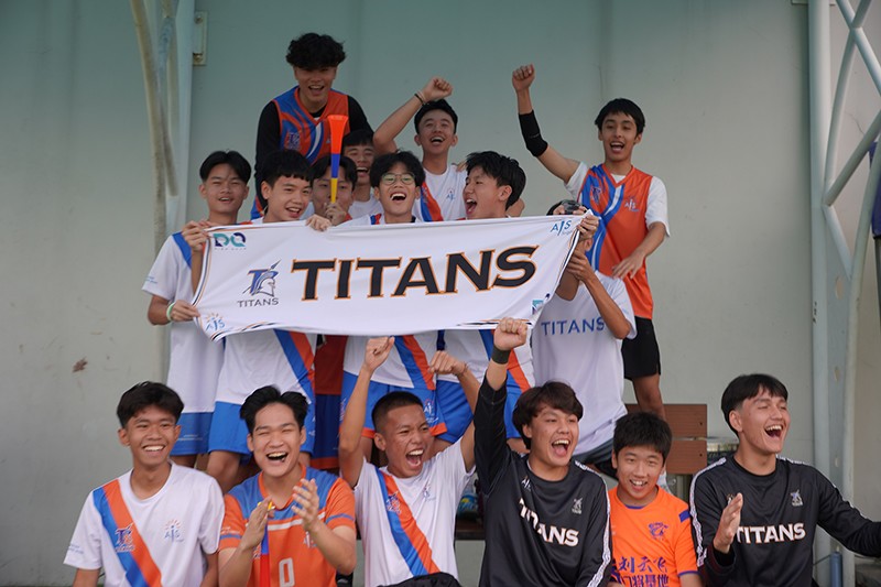 Tận hưởng không khí cổ vũ hào hứng của học sinh dành cho tất cả các đội