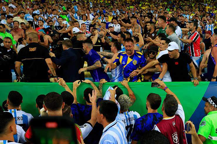 Kinh điển Brazil - Argentina: Bạo động trên khán đài, Messi phải vào đường hầm - 1