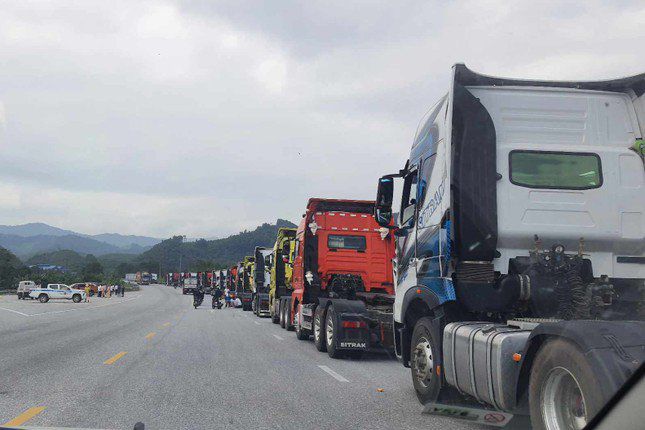 Lực lượng CSGT chốt chặn để kiểm tra các tài xế.