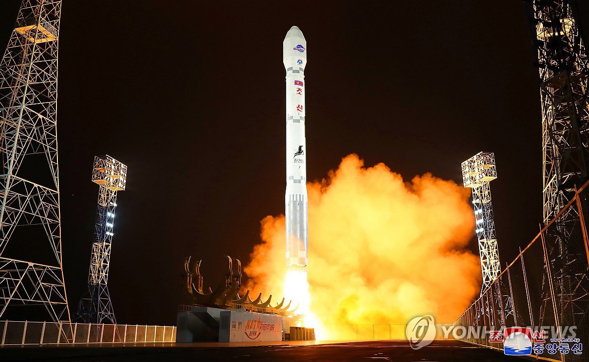 Tên lửa Triều Tiên đưa vệ tinh Malligyong-1 rời bệ phóng (ảnh: KCNA)
