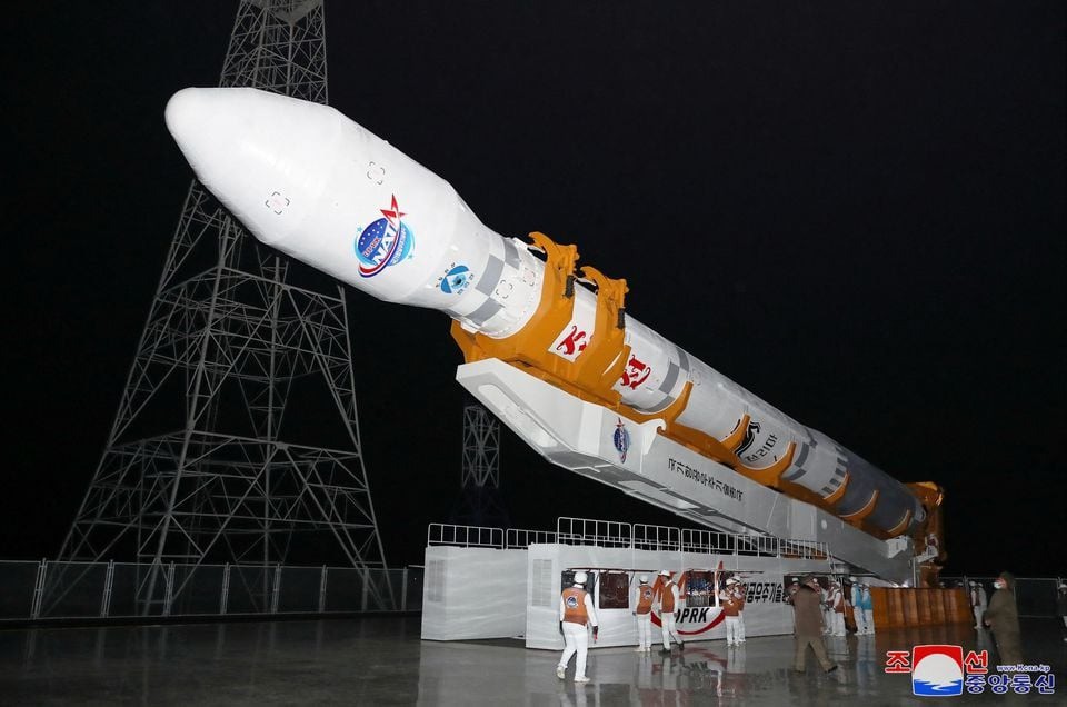Một tên lửa đẩy mang theo vệ tinh do thám Malligyong-1 của Triều Tiên chuẩn bị được phóng ngày 21/11. Ảnh: KCNA