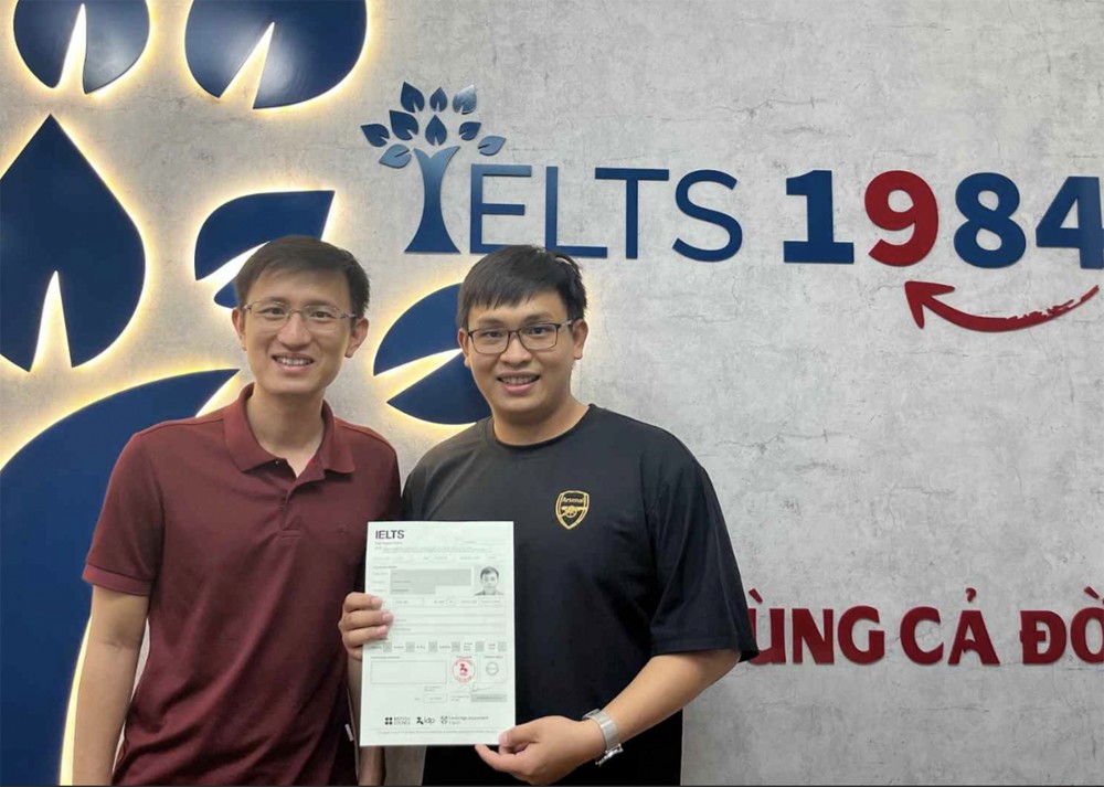 Anh Nguyễn Minh Nguyên (bên trái) và học viên Quang Khang IELTS 7.5, học bổng tiến sĩ trường Oklahoma, Mỹ (bên phải)