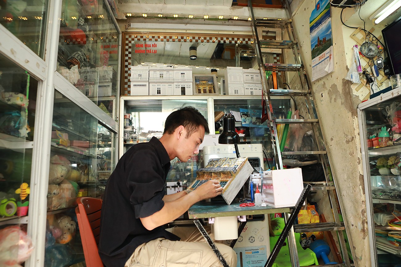 Trong ngôi nhà trên đường Minh Khai (TP Nam Định), anh Nguyễn Văn Dũng (SN 1984)&nbsp;đang miệt mài làm ra những ngôi nhà Pháp cổ thu nhỏ giống y như thật. Mỗi ngôi nhà của anh làm ra, đăng lên mạng được nhiều người chú ý.