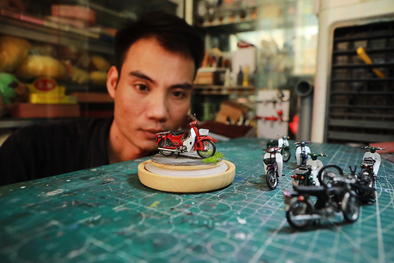 Anh Dũng cho biết, ngoài đam mê mô hình nhà Pháp cổ, anh còn đam mê tạo ra những chiếc xe máy cũ mini như: honda67, dream, cup 50, cup70,… mỗi chiếc có giá 500.000 đồng.