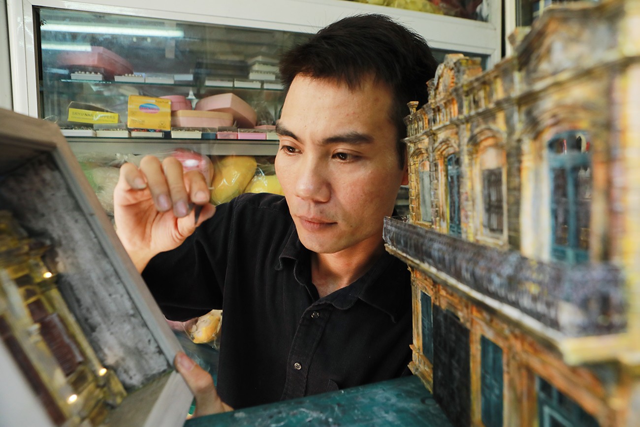 Từ nhỏ, anh Dũng đã đam mê những món đồ chơi mô hình. Anh thường lấy các thanh gỗ xếp thành hình ngôi nhà. Khi trưởng thành, làm công việc thiết kế, anh có cơ hội thực hiện đam mê, tạo nên các mô hình nhà cổ.