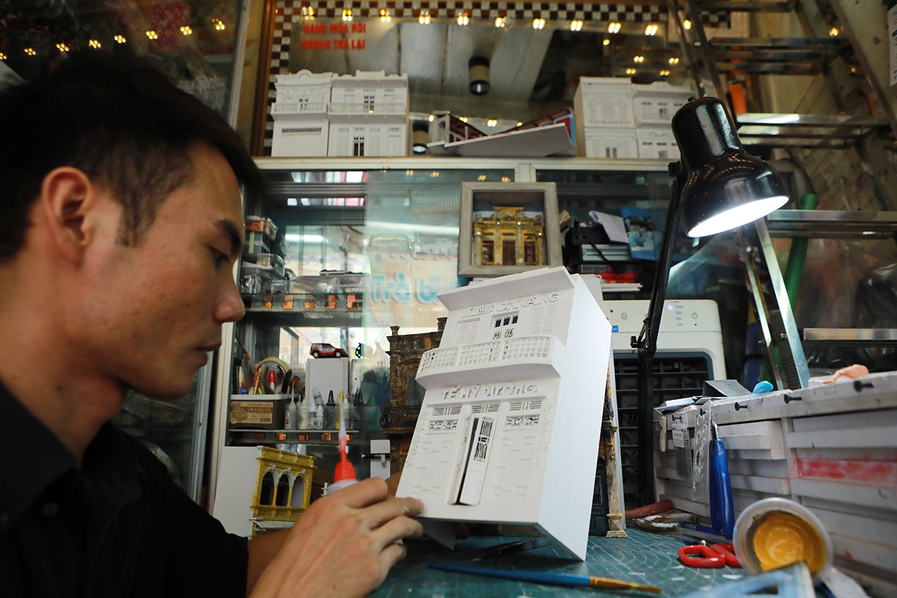 Những ngôi nhà cổ thời Pháp, có kiến trúc Đông Dương với chi tiết mái vòm, văng cửa,… được xây tại Hà Nội và Nam Định luôn cuốn hút anh Dũng. 