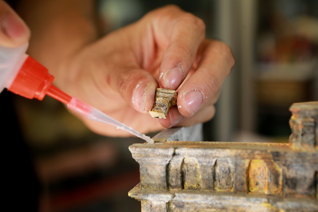 Để làm ra một tác phẩm, anh Dũng phải trải qua rất nhiều công đoạn như: nghiên cứu ngôi nhà thật qua ảnh chụp; quan sát trực tiếp; vẽ mô hình 3D; thiết kế bản vẽ 2D từ những chi tiết nhỏ nhất; cắt ghép, kết nối các chi tiết thành mô hình; cuối cùng là chỉnh sửa và làm cũ mô hình nhà bằng cách sơn hiệu ứng.