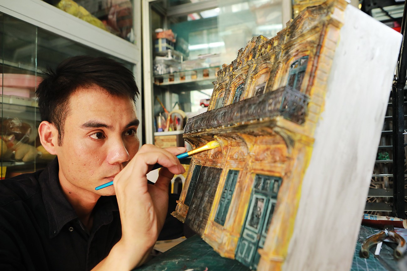 Để có thể tạo ra mô hình ngôi nhà giống như thật, người đàn ông 8X phải dày công ngắm nghía ngôi nhà thật.