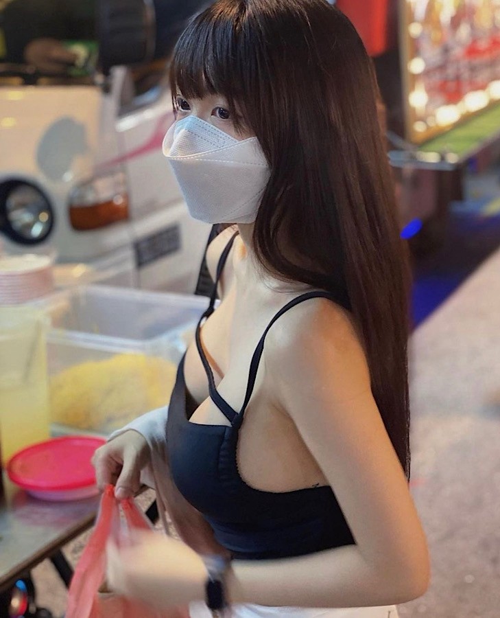 Người đẹp Đài Loan thu hút ánh nhìn tại một quán ăn vỉa hè.