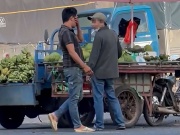 Điều tra: Người bán hàng rong bị  ' làm luật '  - Bài 2: Giáp mặt thanh niên chạy xe lôi thu tiền bảo kê
