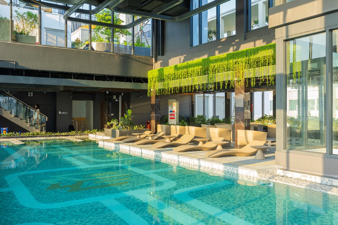 Khu vực bể bơi trong nhà tại tầng cao nhất mỗi tòa, có tầm view bao quát toàn cảnh đại đô thị Smart City.