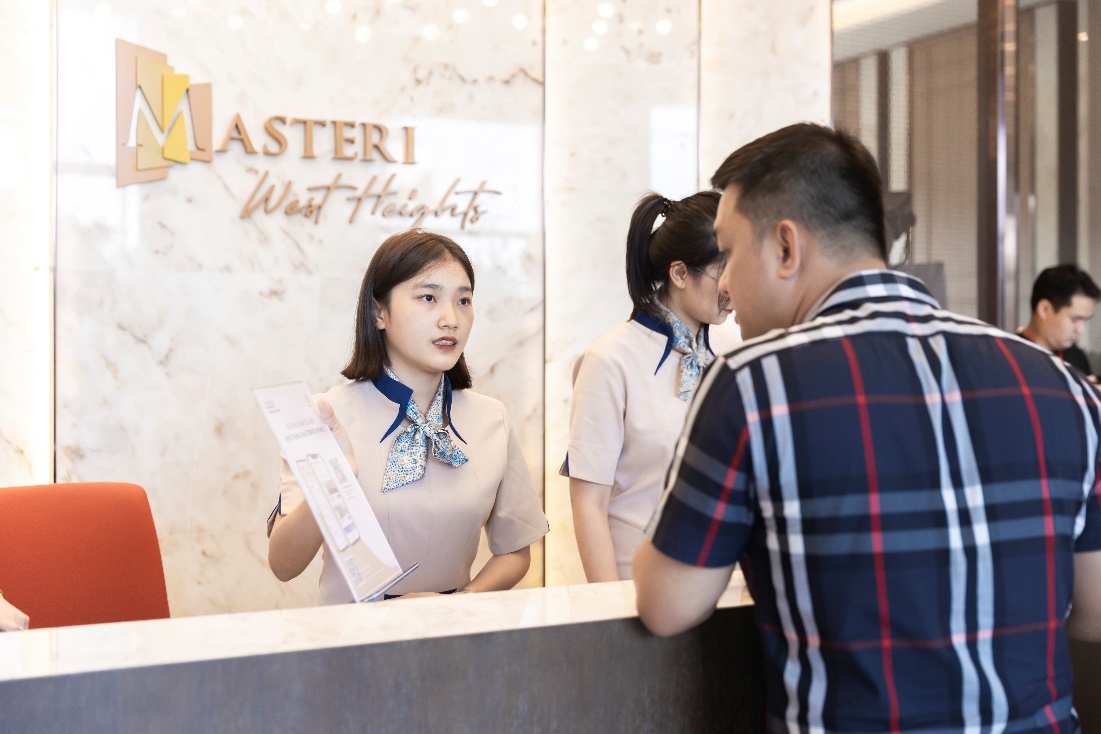 Đội ngũ nhân sự sẵn sàng hỗ trợ chu đáo, nhiệt tình 24/7 để giúp cư dân an tâm và dễ dàng khởi đầu cuộc sống mới.