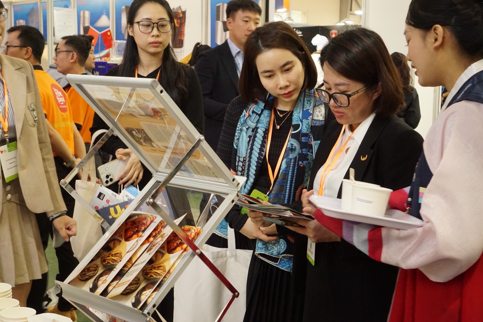 Khách hàng trực tiếp trải nghiệm và được giới thiệu về thịt gà Hàn Quốc