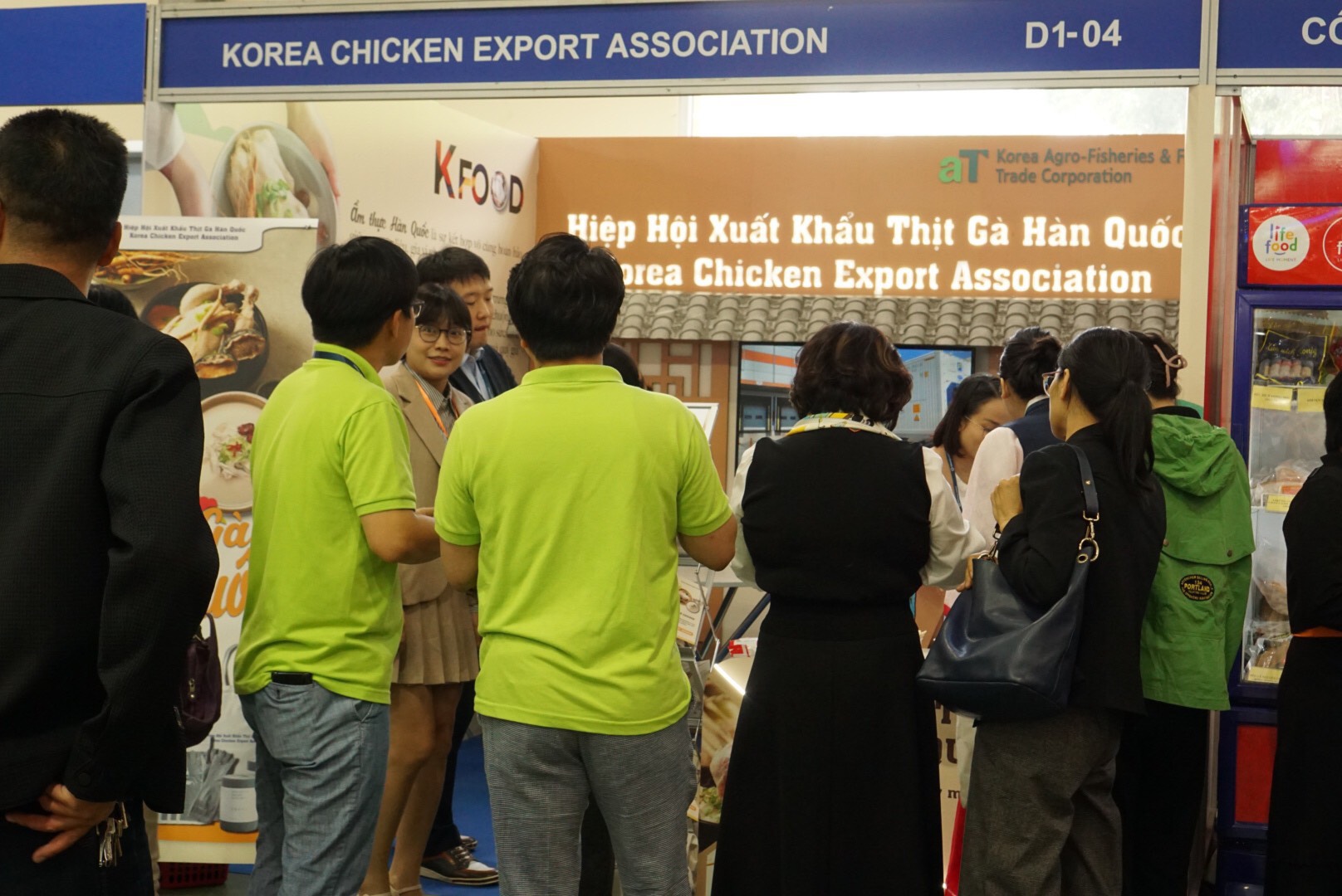 Khách hàng dùng thử Cháo gà được chế biến từ thịt gà Hàn Quốc hảo hạng